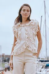 Blusa sin mangas de lino color beige, con detalles de volados y apliques de crochet de algodón en el frente y en el ruedo.