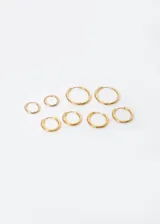 Par de aros tipo argolla de acero quirúrgico hipoalergénico color dorado.