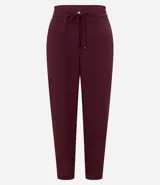 Pantalón de vestir femenino color marrón oscuro, de corte fluido y tiro medio/alto, con cintura elástica ajustable mediante cordón. Presenta bolsillos laterales y cierre frontal.