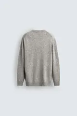 Jersey de punto con hilatura de lana, corte regular fit, cuello redondo y manga larga con acabados en rib.