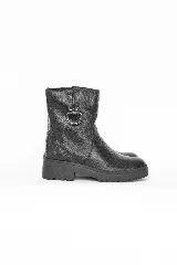 Bota de cuero negro con caña media, suela tractorada y detalle de hebilla metálica en el lateral superior.