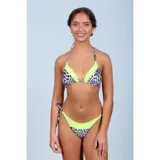 Conjunto de bikini de dos piezas con diseño combinado de animal print y color verde neón. El corpiño es de estilo triángulo con tiras para atar al cuello y espalda. La bombacha es de corte tanga con tiras laterales ajustables.