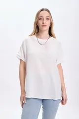 Camiseta blanca de manga corta con dobladillo en las mangas y cuello redondo.