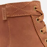 Bota de caña media Sorel, confeccionada en piel de plena flor impermeable color tostado. Presenta cierre de cordones con ojales metálicos, tirador en el talón y una suela de caucho moldeado con diseño robusto y dentado.