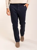 Pantalón de vestir azul marino, de corte recto, con bolsillos laterales y traseros.