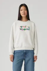 Buzo gris claro jaspeado de corte clásico, con cuello redondo y mangas largas. Estampado frontal con el logo de Levi's relleno con un diseño floral multicolor.