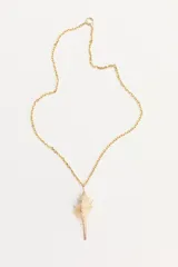 Collar con cadena fina de eslabones dorados y dije colgante de caracol marino natural.