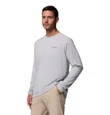 Remera de manga larga Columbia PFG, color gris claro, con cuello redondo y logo de la marca estampado en el pecho. Confeccionada en tejido técnico transpirable con tecnología de protección solar y absorción de humedad.
