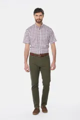 Pantalón de gabardina azul marino, corte recto, con cinco bolsillos y cierre frontal con botón y cremallera.