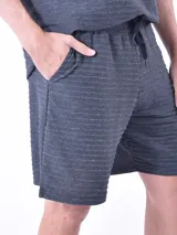 Bermuda de hombre color gris oscuro con textura de líneas horizontales.