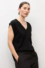 Chaleco de punto negro con escote en V y sisa amplia.