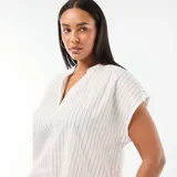 Blusa de manga corta con cuello en V y diseño a rayas verticales finas. Presenta un corte holgado y fluido.