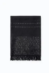Pashmina negra con detalles de líneas plateadas brillantes y flecos en los extremos.