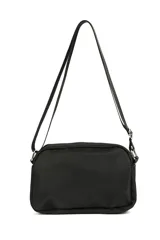 Bandolera negra de material sintético, con correa ajustable y dos compartimentos frontales con cierre de cremallera metálico.