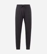 Pijama largo masculino Viko de punto texturizado, compuesto por una remera de manga larga con cuello redondo y un pantalón largo con cintura elástica. Confeccionado en mezcla de poliéster, viscosa y elastano.
