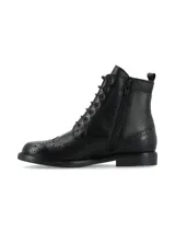 Bota tipo borcego de cuero napa color negro, con diseño de inspiración Oxford que presenta detalles de perforaciones decorativas (brogue) en la puntera y laterales. Cuenta con cierre de cordones y suela de goma TR.
