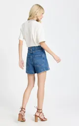 Short de jean de corte recto y tiro alto, con bolsillos laterales y traseros, presillas para cinturón y dobladillo ancho con pespuntes.