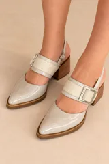 Zapato de cuero vacuno color gris claro con puntera fina, taco cuadrado de madera, capellada con textura animal print y tira ajustable en el talón.