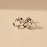 Aros tipo caravanas de plata 925 con diseño de flor calada de cuatro pétalos.