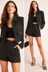 Chaqueta corta de tweed color borgoña con detalles en blanco. Presenta cuello redondo, cierre frontal con cremallera dorada, bolsillos delanteros y ribetes deshilachados.