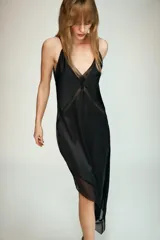 Vestido midi de satén negro con escote en pico, tirantes finos y bajo asimétrico con paneles de diferentes texturas.