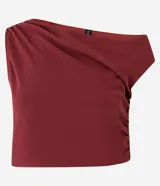 Blusa cropped de crepé color borgoña, con escote asimétrico, manga corta y fruncido lateral.