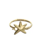 Pulsera rígida de metal dorado con diseño de estrella de mar y detalle de resorte.