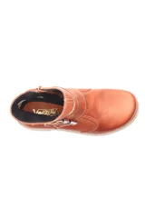 Bota corta color marrón de cuero liso, con caña baja, base beige y dos correas con hebillas plateadas.