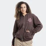 Campera con cierre frontal, capucha con cordones ajustables y bolsillos laterales. Presenta un diseño en color marrón con un estampado floral pequeño en color rosado en el pecho.