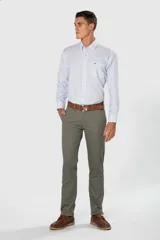 Pantalón clásico de gabardina de corte recto, con bolsillos traseros ojalados con botón y presillas para cinturón.