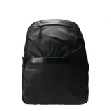 Mochila urbana de la marca Push, color negro, confeccionada en material sintético resistente con acabado mate. Presenta un compartimento principal con cierre, un bolsillo frontal con cierre y una banda decorativa horizontal. Incluye tiradores de cierre personalizados.