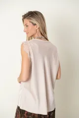 Blusa italiana de satén de seda, color beige, con escote en V y detalles de encaje en el pecho y los hombros, de corte holgado y sin mangas.