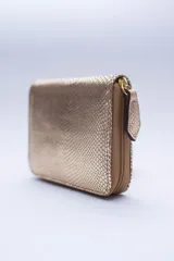 Billetera marrón tipo sobre con cierre de cremallera, confeccionada en cuero con textura tipo cocodrilo y forro textil rojo. Cuenta con múltiples ranuras para tarjetas, documentos y billetes.