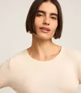 Blusa de algodón color negro, de corte ajustado, con cuello redondo y mangas largas.