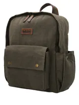 Mochila de canvas encerado color verde oliva con detalles en cuero natural. Presenta un compartimento principal con cierre, un bolsillo frontal con solapa y broches imantados, y bolsillos laterales. Incluye correas ajustables y forro interior de poliéster reciclado.