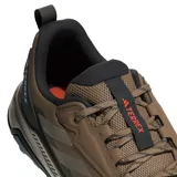 Championes de trekking Adidas Terrex Anylander color marrón con detalles en negro y logo Terrex en rojo. Capellada de textil liviano con puntera reforzada, mediasuela de EVA y suela Traxion.