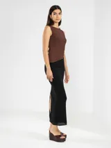 Top azul eléctrico con textura plisada, sin mangas, con corte asimétrico en la cintura y espalda descubierta.