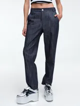 Pantalón de corte recto y tiro medio, confeccionado en denim de algodón con acabado texturizado en color tabaco. Presenta cierre frontal con botón y bolsillos laterales.