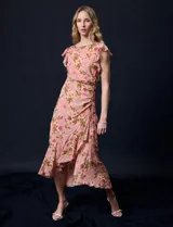 Vestido maxi estampado floral, marca Julia Jordan. Lateral fruncido y lazo de ajuste. Ruedo asimétrico con volados. Lateral con abertura y cierre invisible. Forro interno a tono.