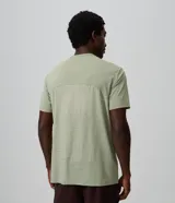 Remera deportiva de manga corta y cuello redondo en color verde claro, confeccionada en poliéster con tecnología Dry para mayor transpirabilidad. Presenta un corte cómodo y diseño liso.