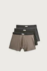 Pack de tres bóxers en colores marrón, verde militar y gris oscuro, con cintura elástica y etiqueta frontal distintiva.