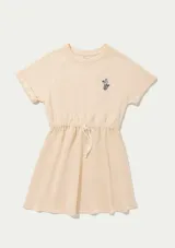 Vestido corto beige de corte A, con mangas cortas, cordón ajustable en la cintura y pequeño bordado de una sirena en el pecho.