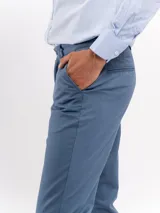 Pantalon chino de corte regular y tiro medio, con cierre de boton y cremallera, bolsillos laterales y traseros, y terminacion recta.