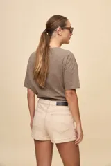 Short de jean tiro alto con bolsillos delanteros y traseros, y dobladillo en las piernas.