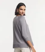 Blusa color gris topo con escote en V y mangas 3/4.