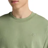 Remera de algodón color verde con cuello redondo, manga corta y logo de la marca bordado en el pecho.