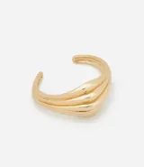 Pulsera rígida de metal dorado con diseño de bandas plegadas y acabado brillante, con abertura ajustable.
