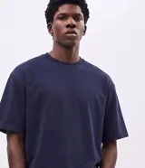 Remera masculina Blue Steel de manga corta y cuello redondo, con diseño liso y calce amplio de corte boxy.