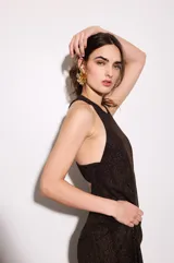 Vestido largo de fiesta color cobre con sutil brillo, cuello alto y espalda descubierta con botones.