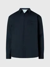 Camisa negra de popelina con corte relaxed, cierre frontal con botones, mangas largas y dos bolsillos con solapa en el pecho.